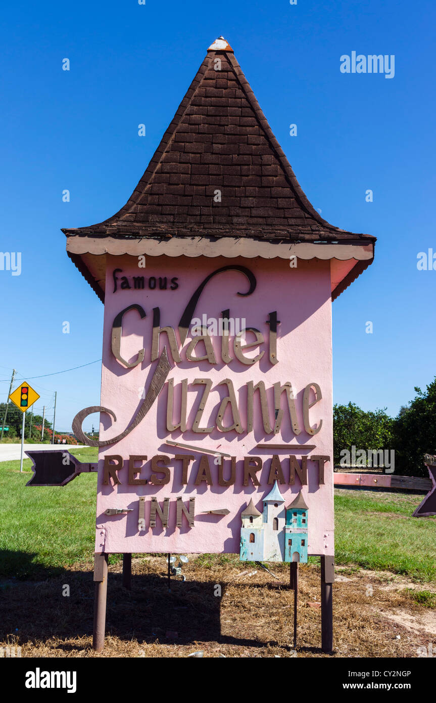 Firmar por el histórico Chalet Suzanne Restaurant y posada, Lake Wales, Condado de Polk, Florida, EE.UU. Foto de stock