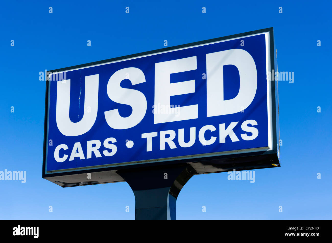 Automóviles y camiones usados firmar al concesionario de automóviles de la Florida, EE.UU. Foto de stock