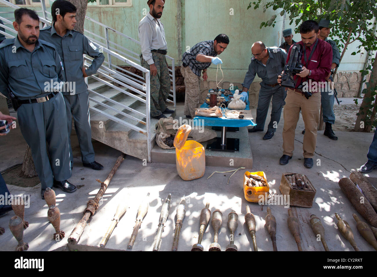 Policía capturó a municiones de fundamentalistas islámicos significaba para un ataque suicida Foto de stock
