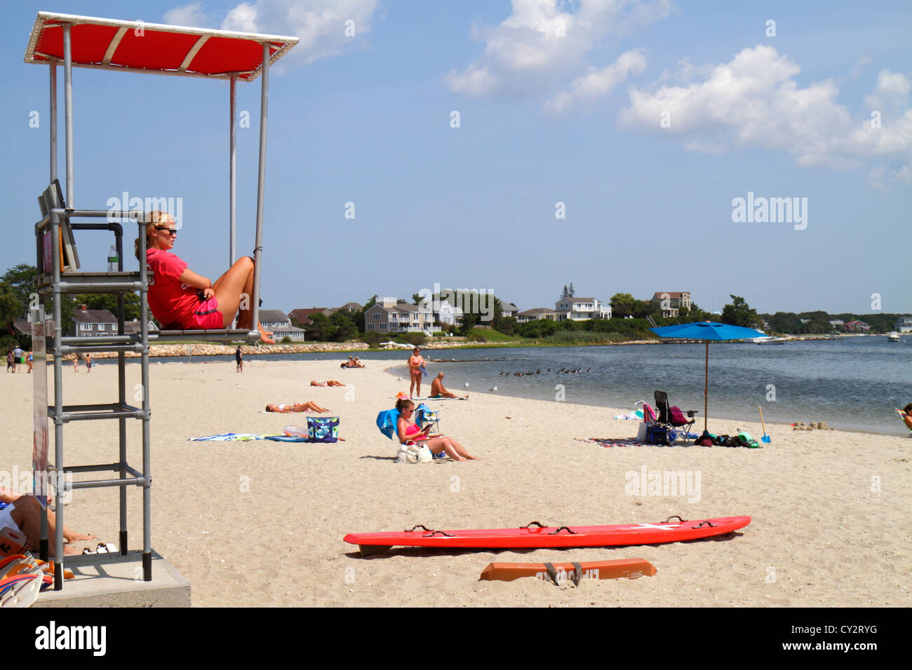Cape Cod Massachusetts,Hyannis,Lewis Bay,playa pública,mujer mujer mujer mujer,socorrista,estación,bañistas,arena,MA120817044 Foto de stock