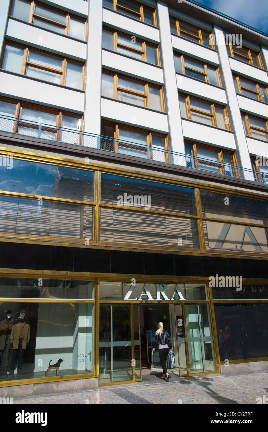 La tienda de moda Zara la calle Na Prikope new town Praga República Checa  Europa Fotografía de stock - Alamy