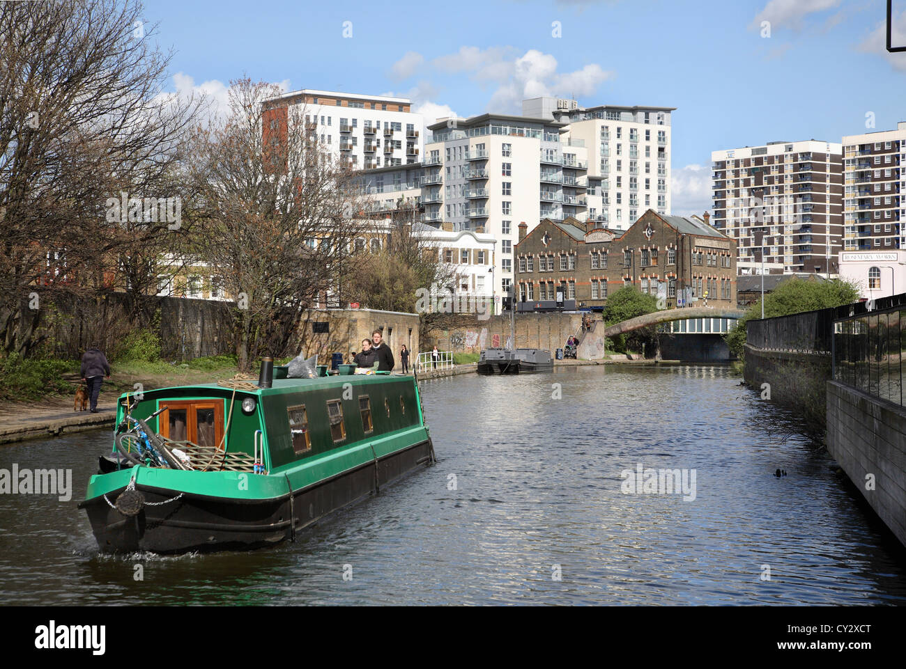 Barcos tradicionales y estrechos en el Regents Canal en Hackney, en el centro de Londres. Foto de stock