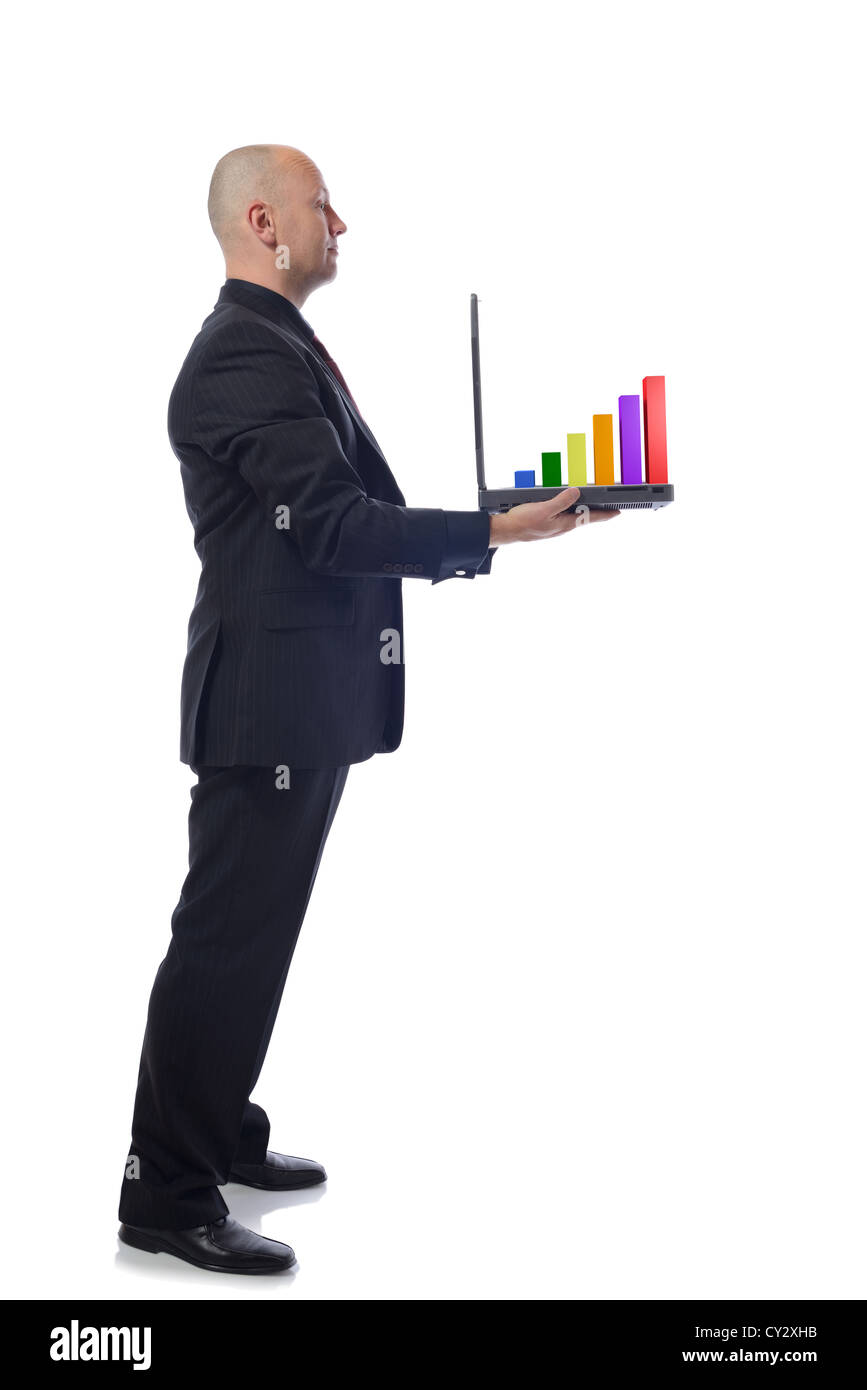 Hombre presentando un crecimiento portátil gráfico en vista lateral sobre fondo blanco. Foto de stock
