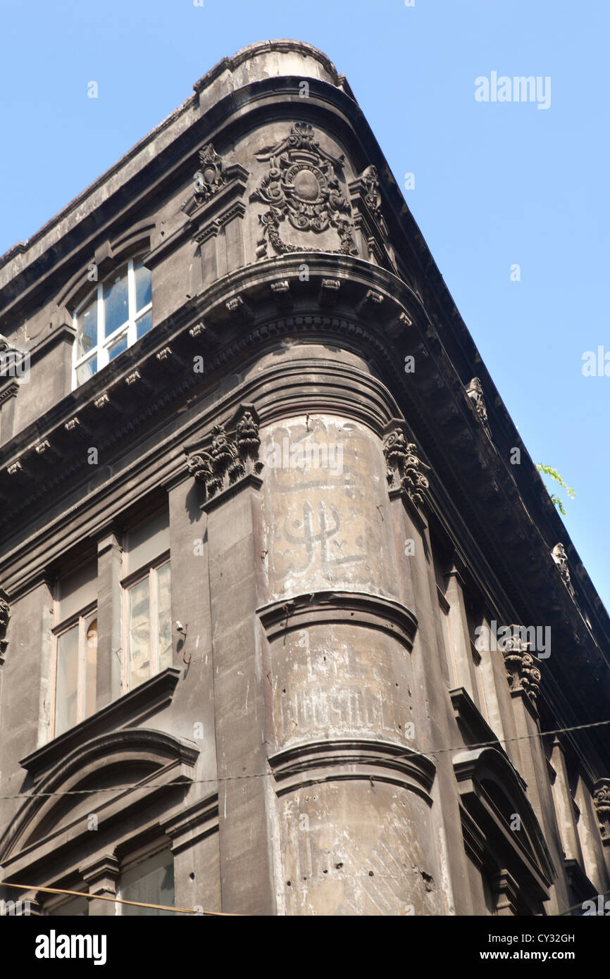 Edificio antiguo en Estambul con árabe, romano y griego script Foto de stock