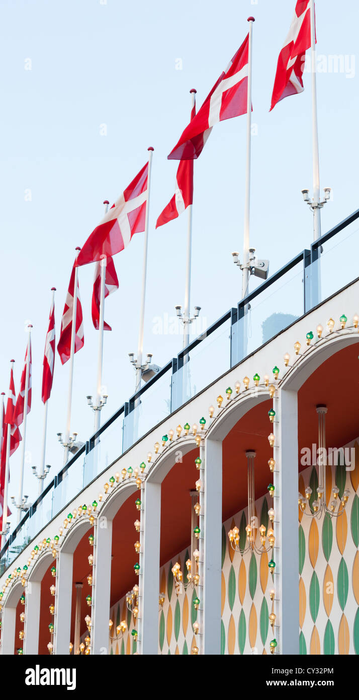 Banderas danesas en el Nimb edificio, los Jardines de Tivoli, Copenhague, Dinamarca Foto de stock