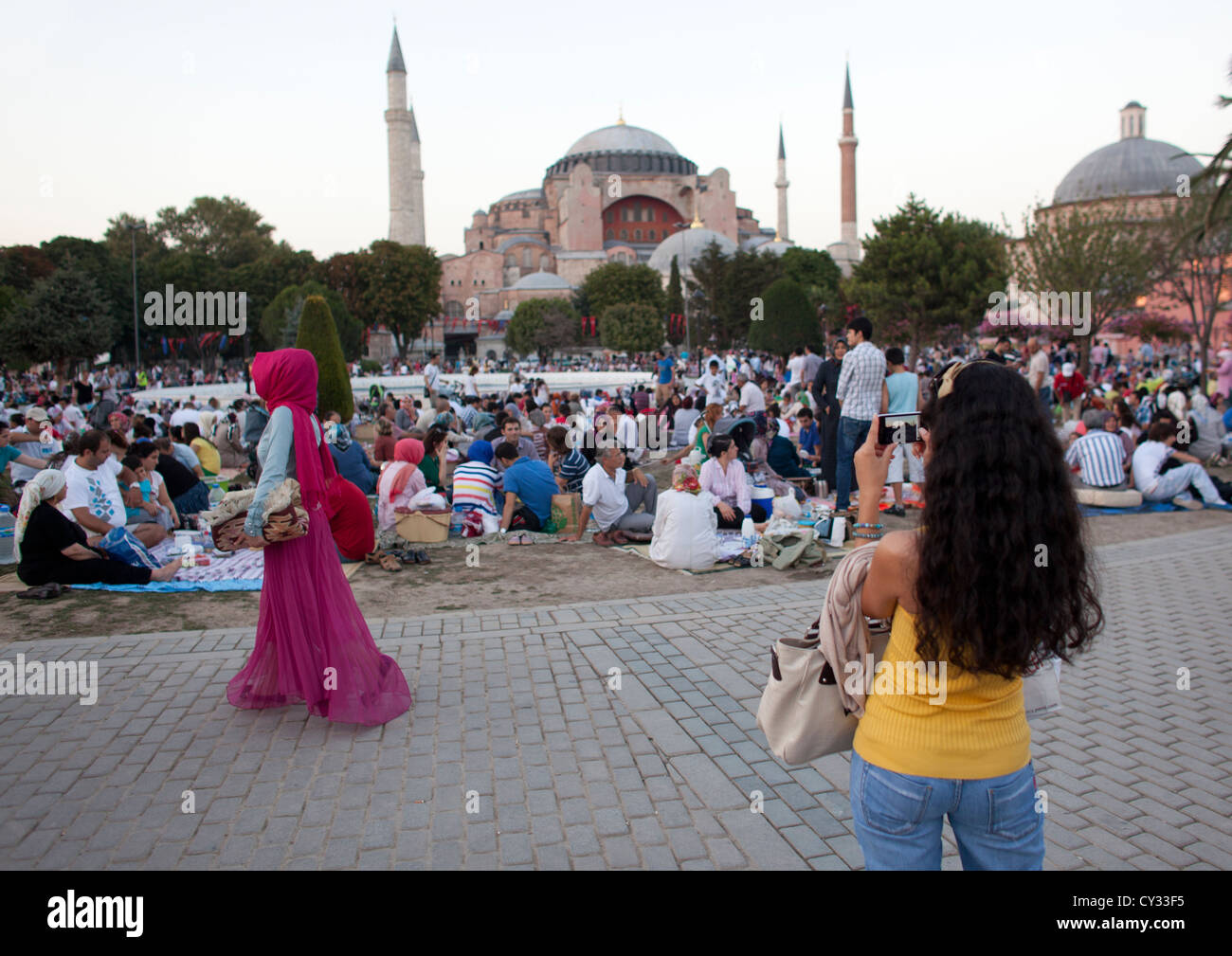Ramadan picnic en frente de la Aya Sofya, Estambul Foto de stock