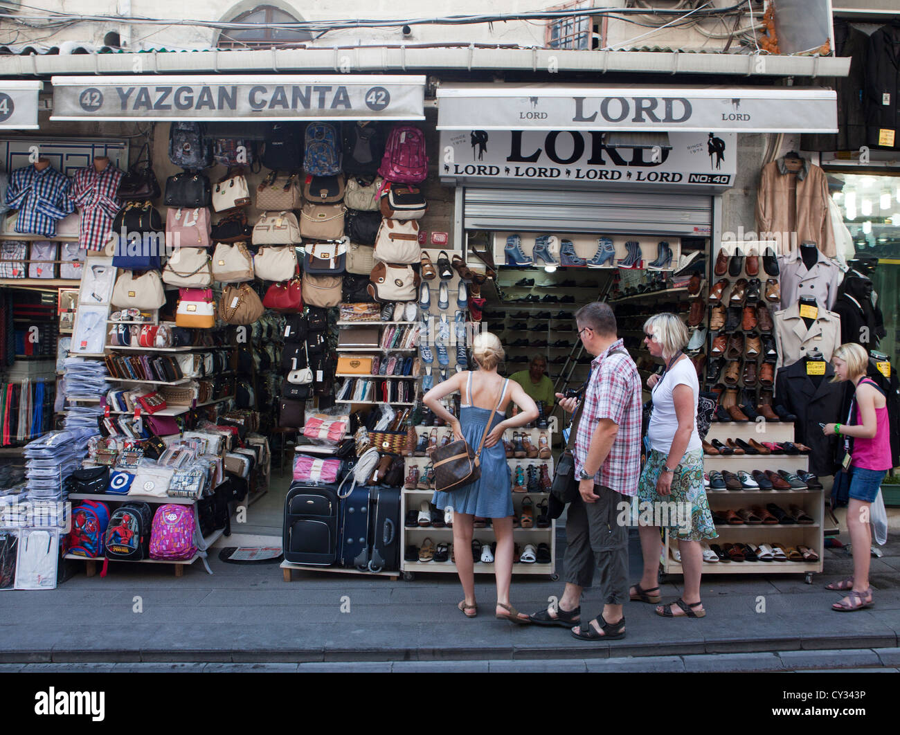 Tiendas en la ciudad vieja de Estambul Foto de stock
