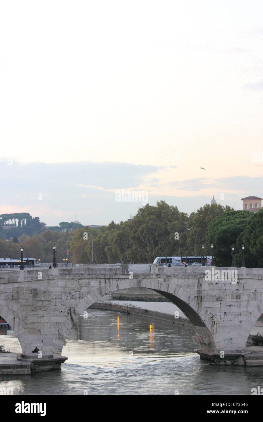 Un hermoso puente que cruza el río Tevere, Roma, Roma, Italia, photoarkive Foto de stock