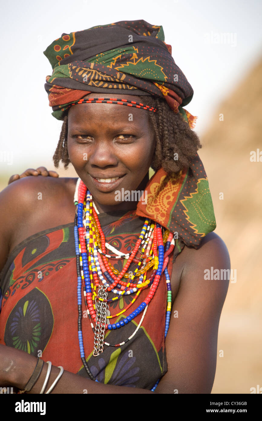 La niña de la tribu Erbore, Valle del río Omo, Etiopía Foto de stock