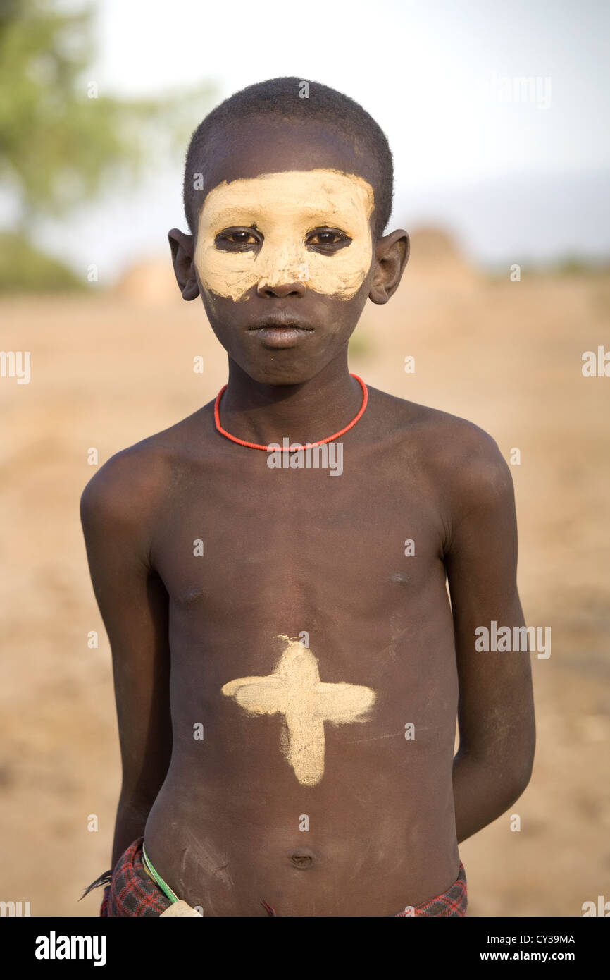 Karo boy, Valle del río Omo, Etiopía Foto de stock