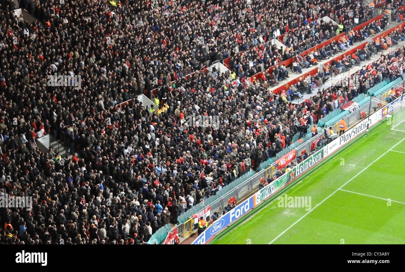 Multitud en el partido de fútbol Manchester United Football Stadium el estadio Old Trafford. Reino Unido, Gran Bretaña. Foto de stock