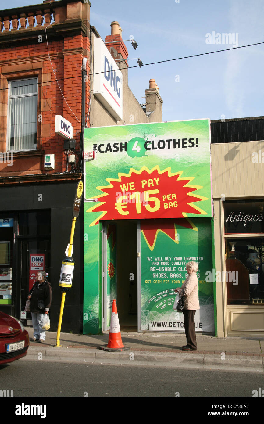 Efectivo 4 tienda de ropa en Dun Laoghaire, Dublín Irlanda Foto de stock