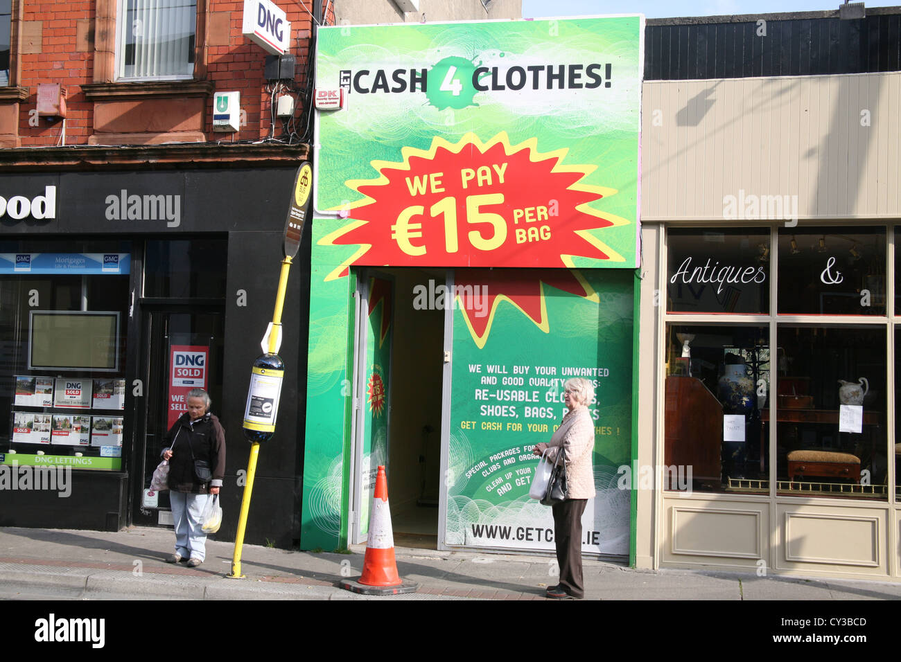 Efectivo 4 tienda de ropa en Dun Laoghaire, Dublín Irlanda Foto de stock