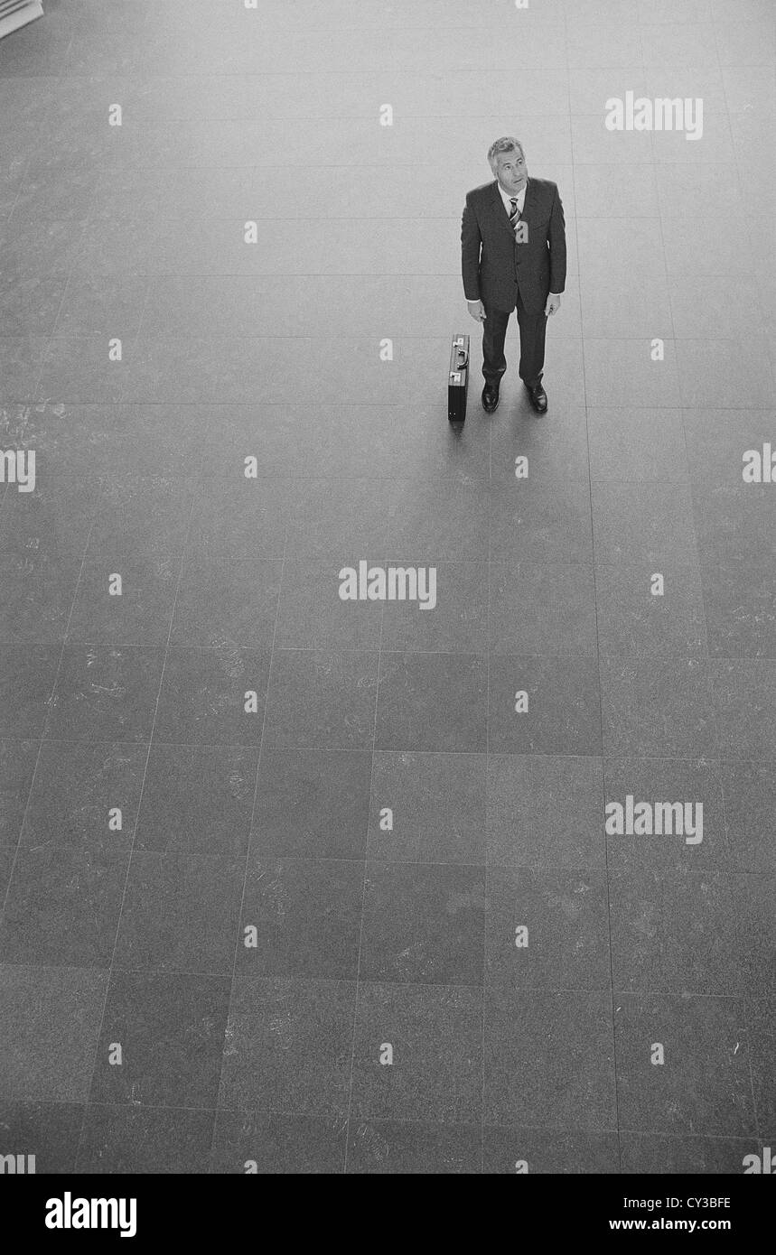 Blanco y negro hombre de negocios hombre de negocios ha ido permanente con la maleta con licencia libre excepto anuncios y vallas al aire libre Foto de stock