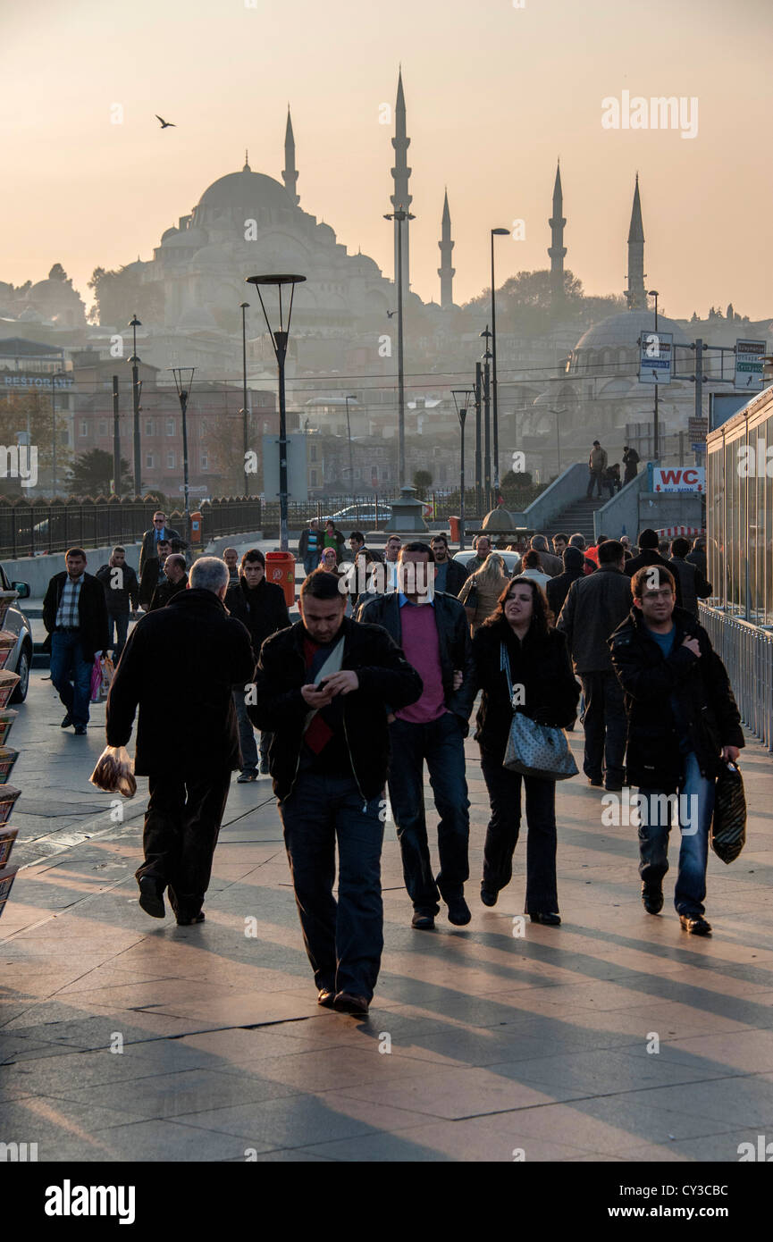 Los peatones con horizonte en Estambul Turquia Foto de stock