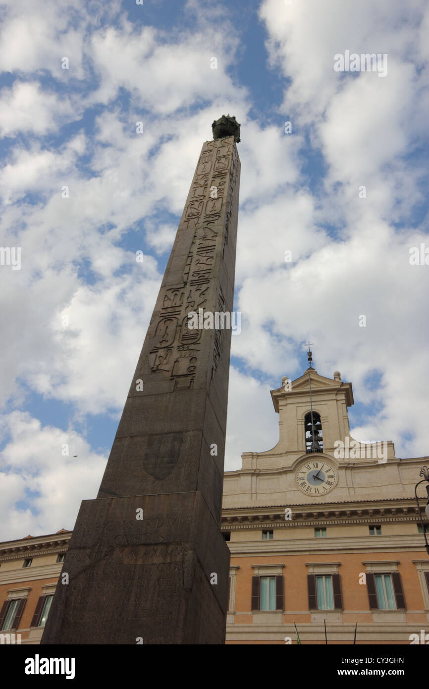 Una fotografía impresionante del famoso Obelisco de la plaza de Montecitorio Roma, Roma, viajar, la capital de la Italia, photoarkive Foto de stock