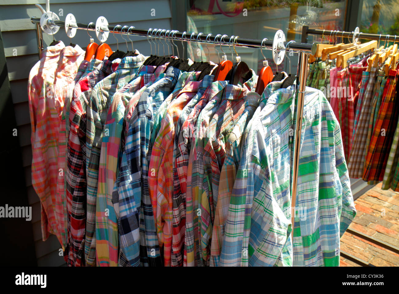 Maine Freeport,tiendas outlet,rack,camisas,tamaños,venta de cajas,ME120826011 Foto de stock