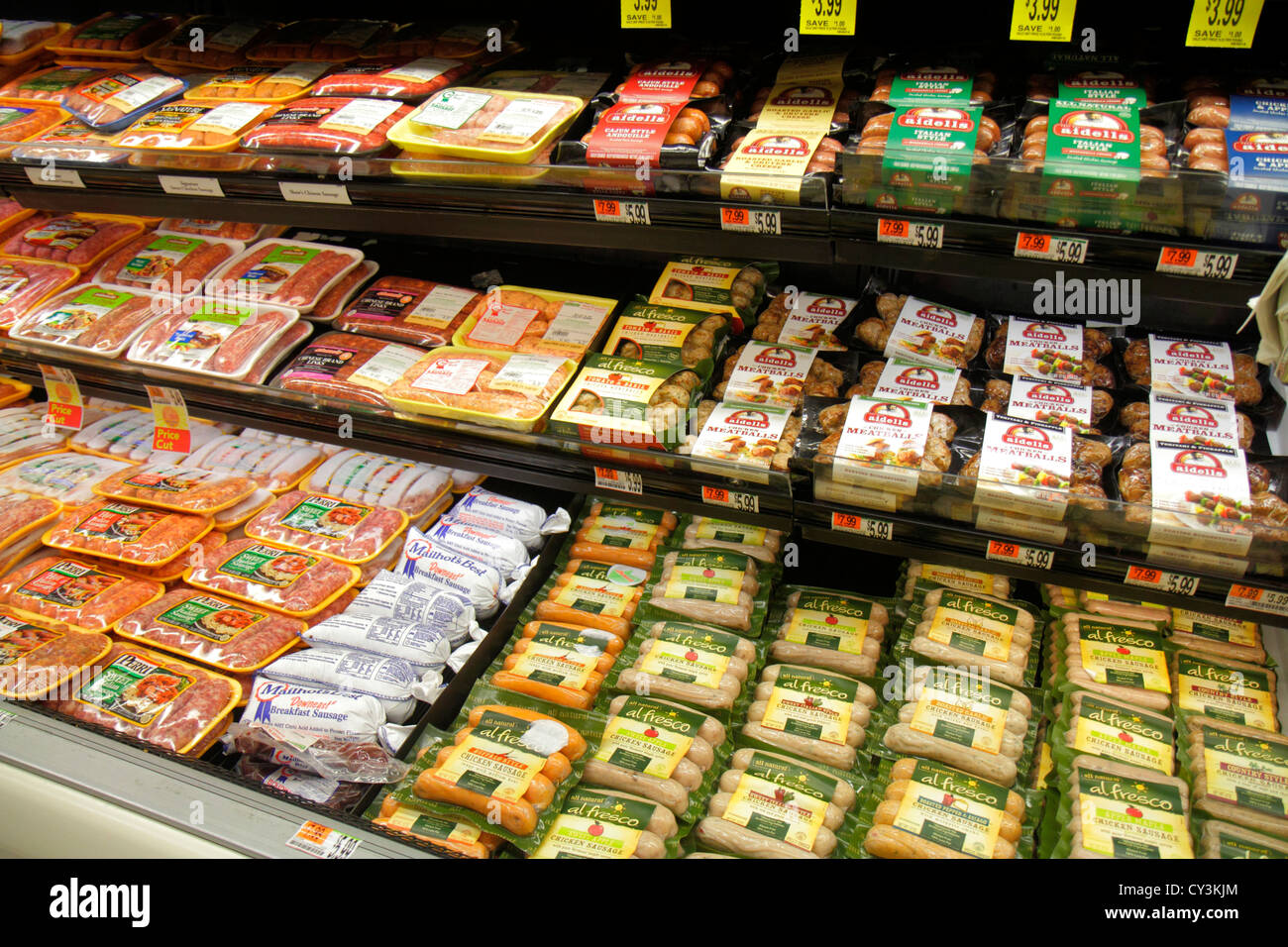 Maine Portland,Scarborough,Shaw's,tienda de comestibles,supermercado,venta  de vitrinas,marcas,salchicha,caja refrigerada,ME120826106 Fotografía de  stock - Alamy