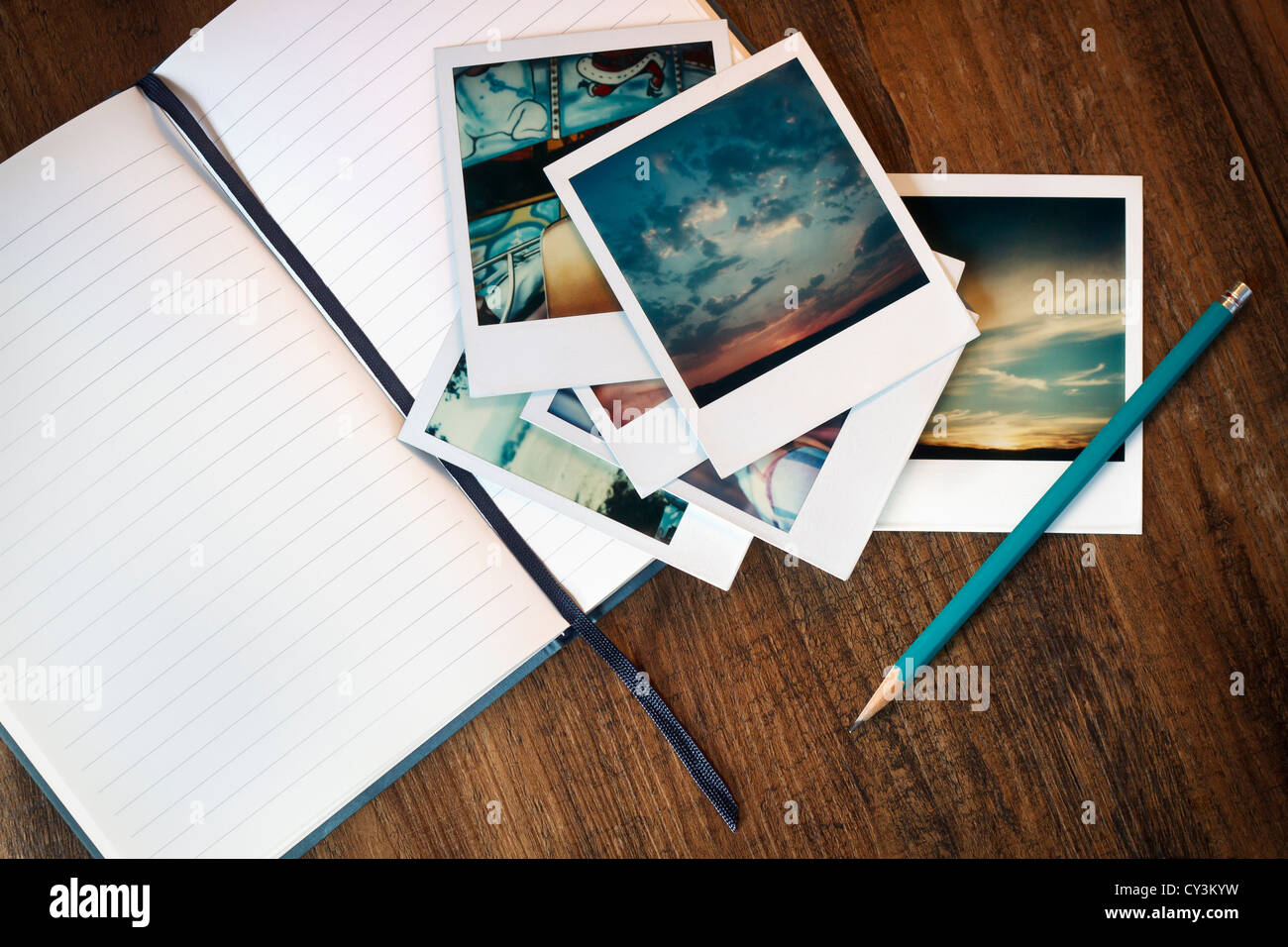 Vintage fotografías Polaroid, un open journal y lápiz Fotografía de
