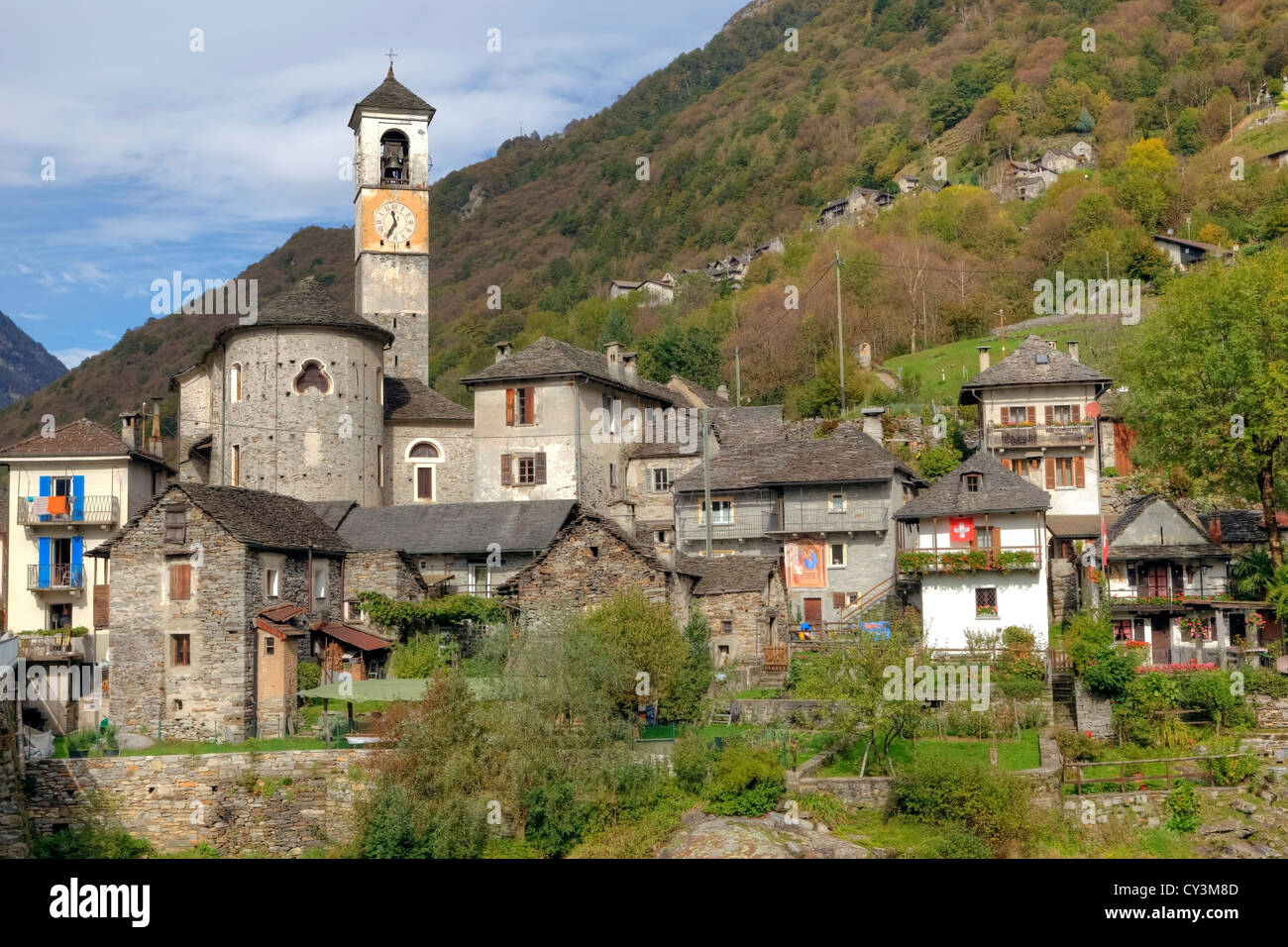 Lavertezzo y el río Verzasca en Tesino, Suiza Foto de stock