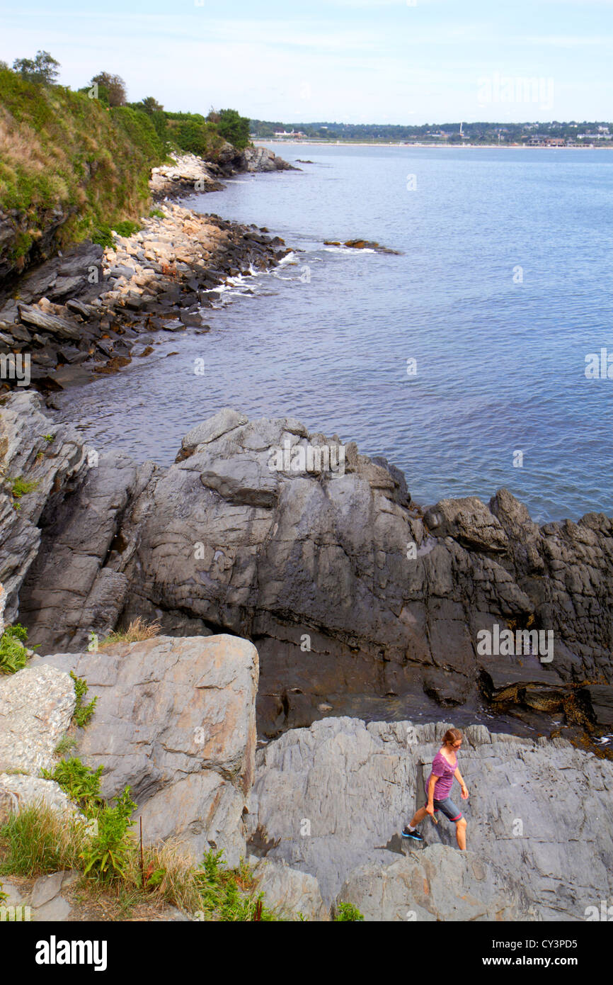 Rhode Island Newport, Easton Bay, Cliff Walk, costa rocosa, costa, mujer mujer mujer mujer, explorando, RI120820018 Foto de stock