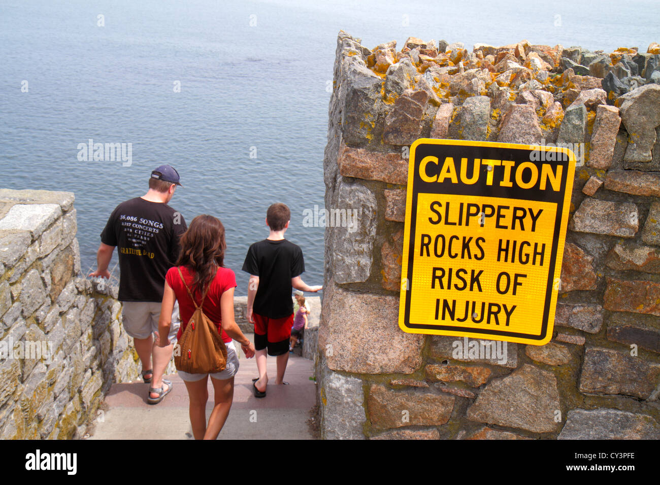 Rhode Island Newport, Easton Bay, Cliff Walk, escaleras escalera escalera escalera, señal, precaución, rocas resbaladizas riesgo de lesiones,RI120820020 Foto de stock