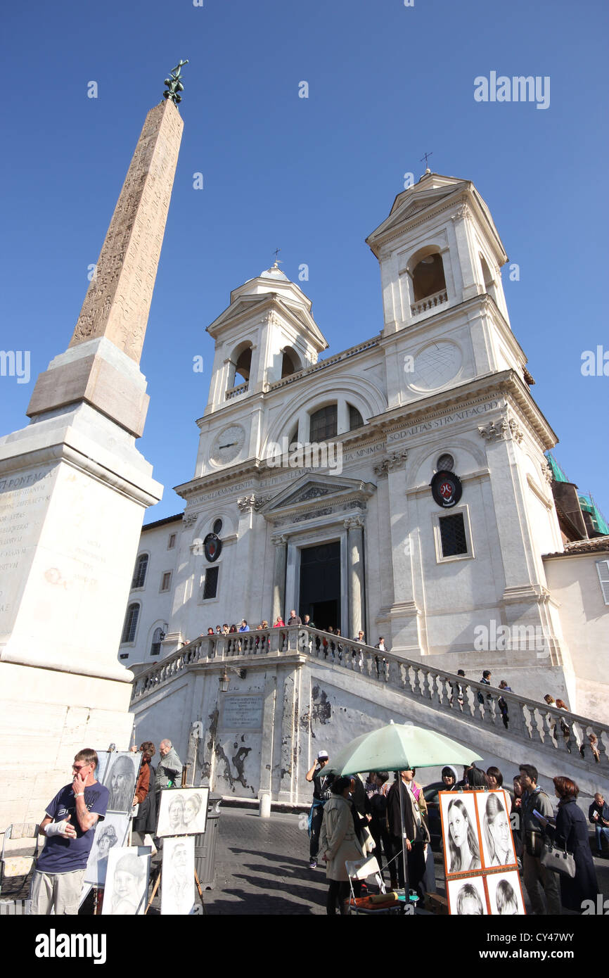 Una extraordinaria vista del obelisco y la iglesia de Trinità dei Monti, turistas, Roma, Roma, Italia, photoarkive Foto de stock