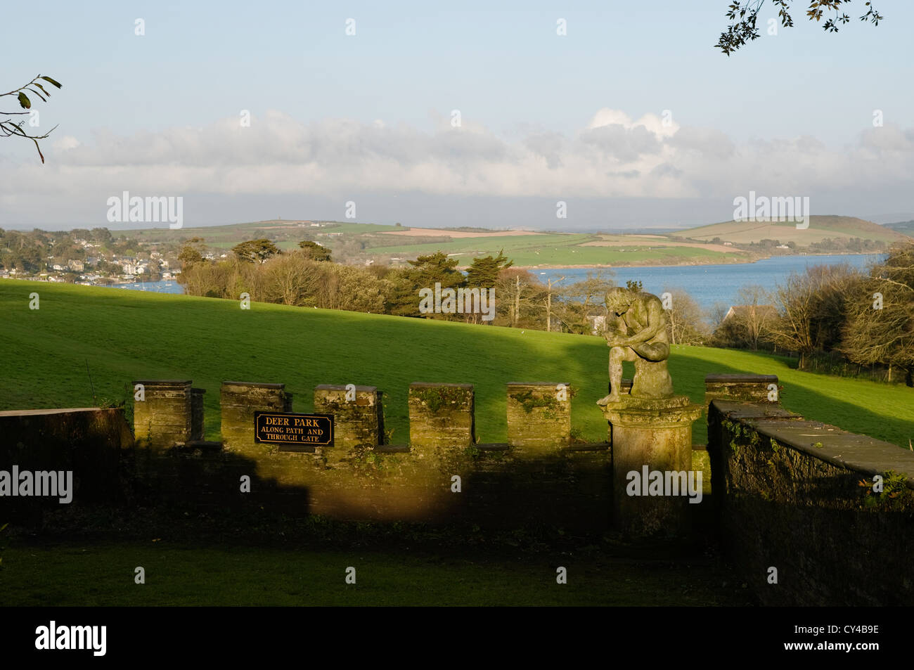 Almenas y aspilleras a lo largo de una muralla defensiva en Prideaux Place con vistas a la costa de Cornish Foto de stock