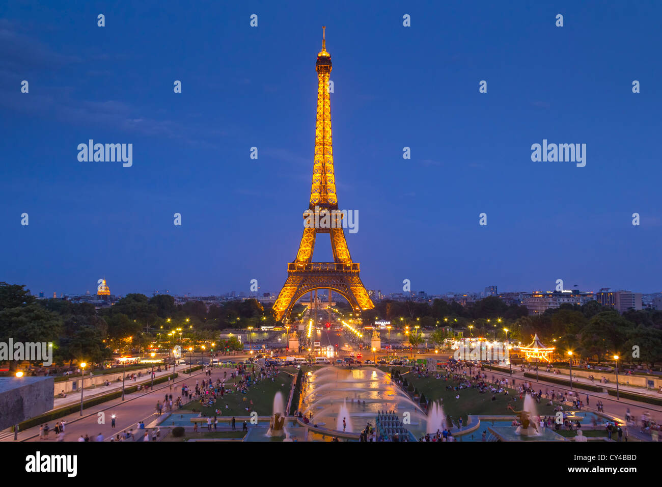 Torre Eiffel en la noche, París Francia Foto de stock