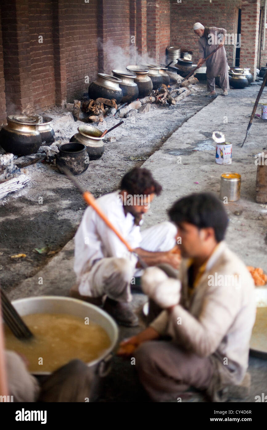 Wazas tradicionales, cocineros de Cachemira, prepare un Wazwan una fiesta de Cachemira. En Srinagar, Cachemira, India Foto de stock