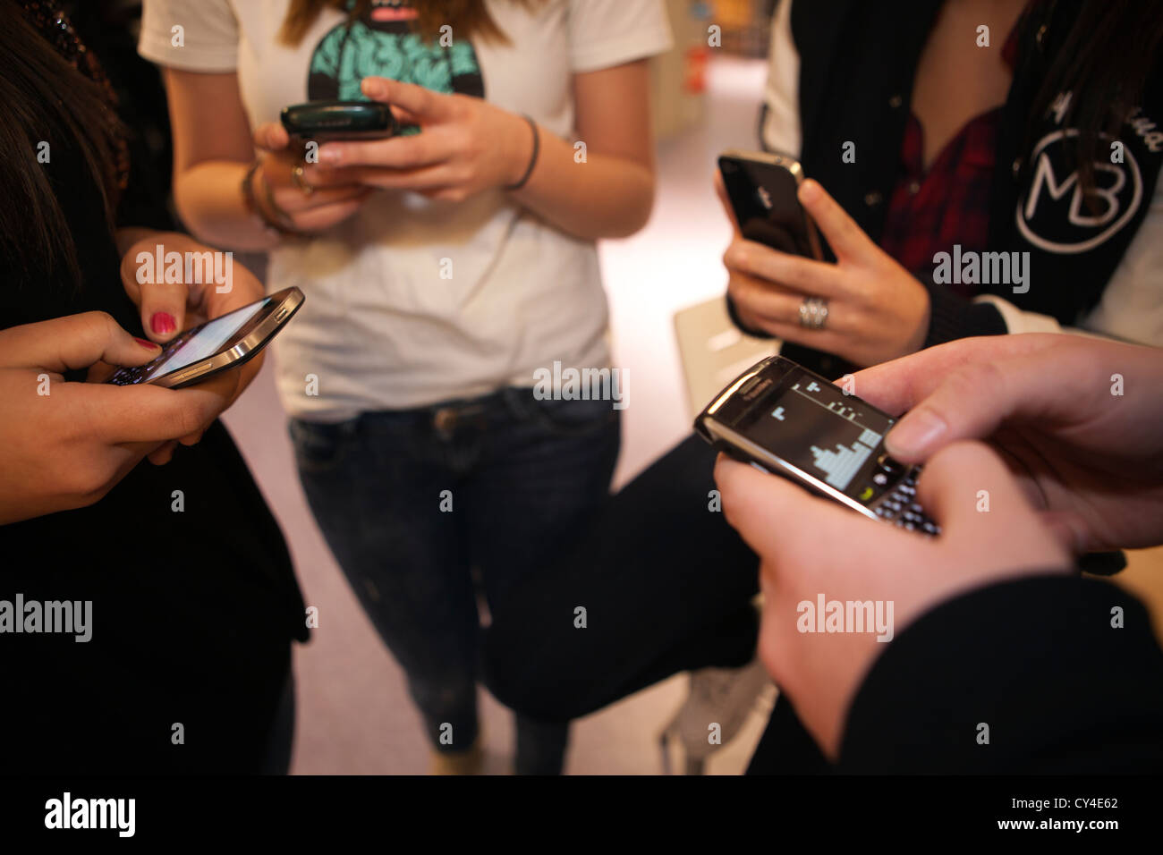 Los estudiantes que utilicen teléfonos blackberry Foto de stock