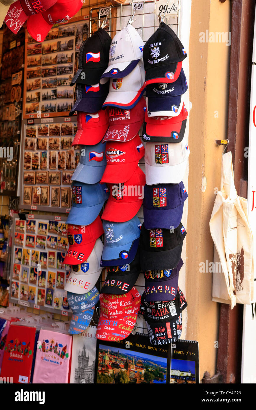 Gorras de béisbol y regalos turísticos en en una tienda souvenirs en Praga Fotografía de stock - Alamy