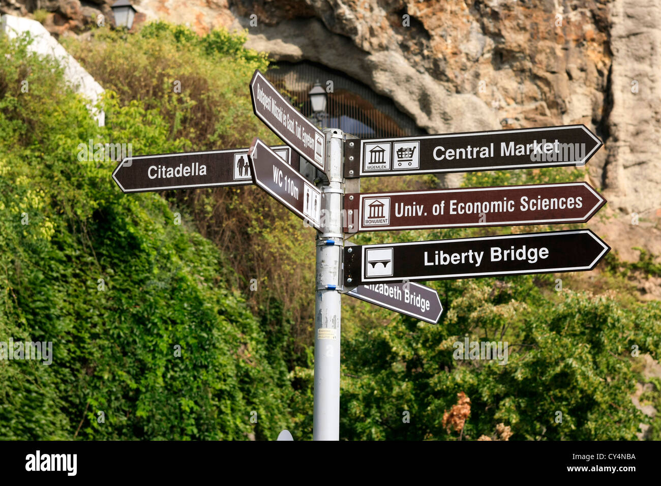 Signpost direcciones para visitar los lugares turísticos en Budapest Foto de stock