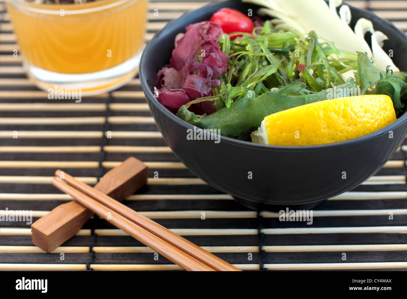 Sushi y ensalada de Kaiso en la alfombrilla Foto de stock