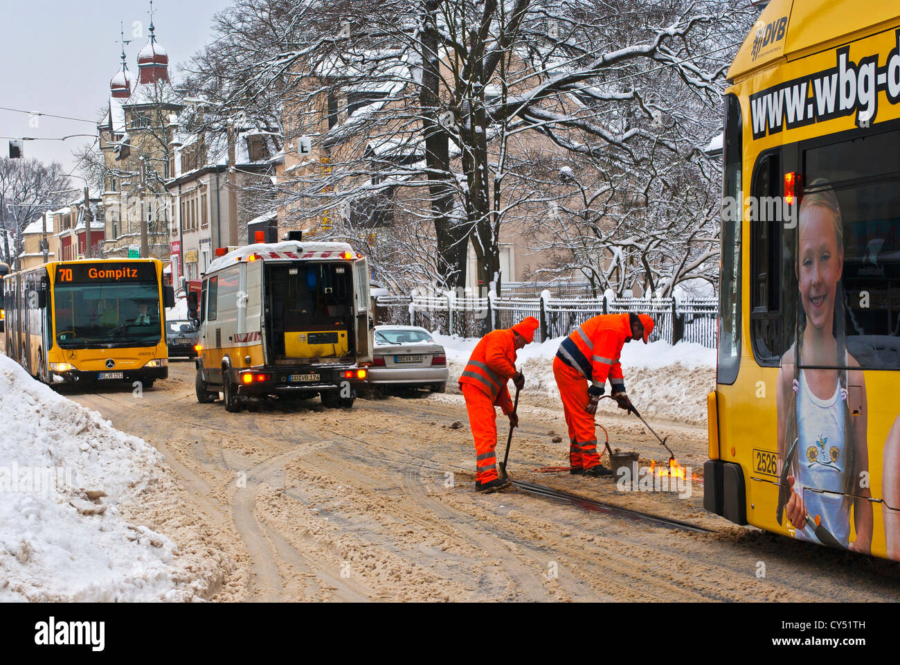 Trabaja sobre los rieles del tranvía en un caos de tráfico en invierno, Dresden, Alemania. Foto de stock