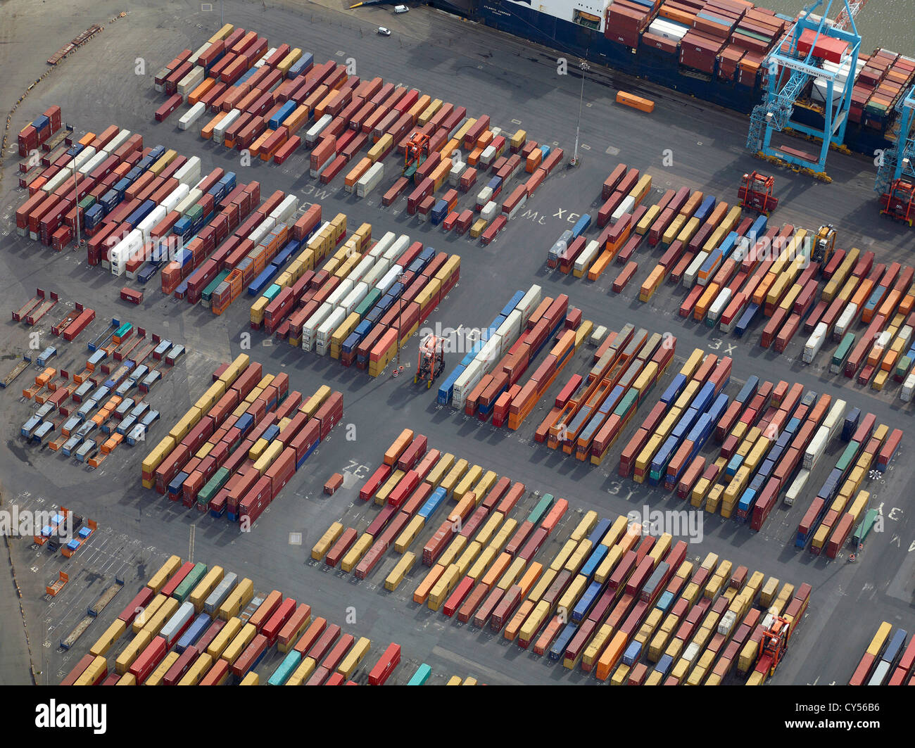 Contenedores en los muelles de Liverpool, el puerto de Liverpool, Merseyside, Noroeste de Inglaterra, Reino Unido. Foto de stock