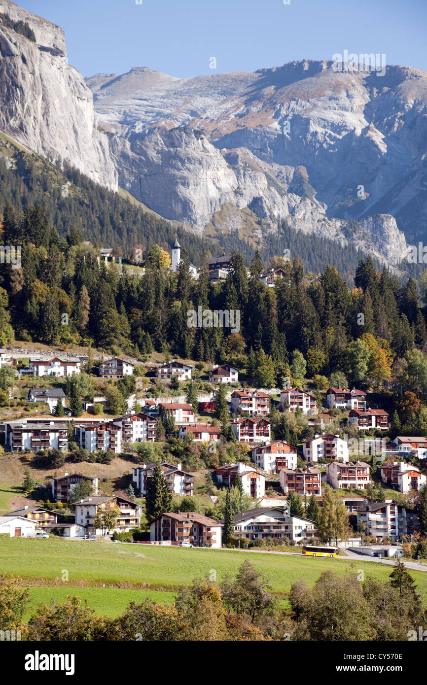 El pueblo de montaña de los Alpes Suizos Flims, Graubunden, Suiza Europa Foto de stock