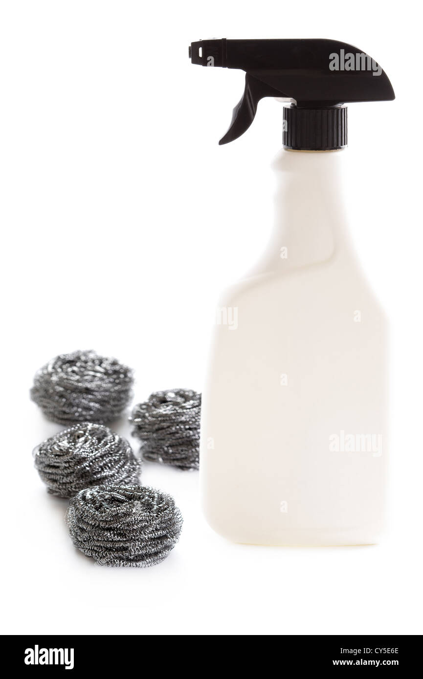 Productos de limpieza en la cocina o el baño aislada con botella de plástico con boquilla de pulverización y estropajos de acero de fondo blanco. Foto de stock