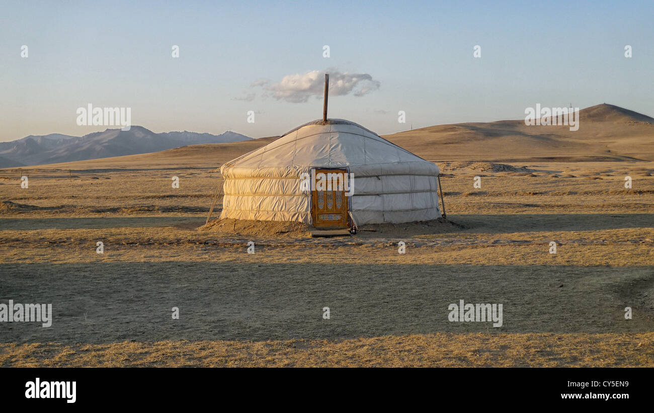 Un ger en el campo mongol. Foto de stock