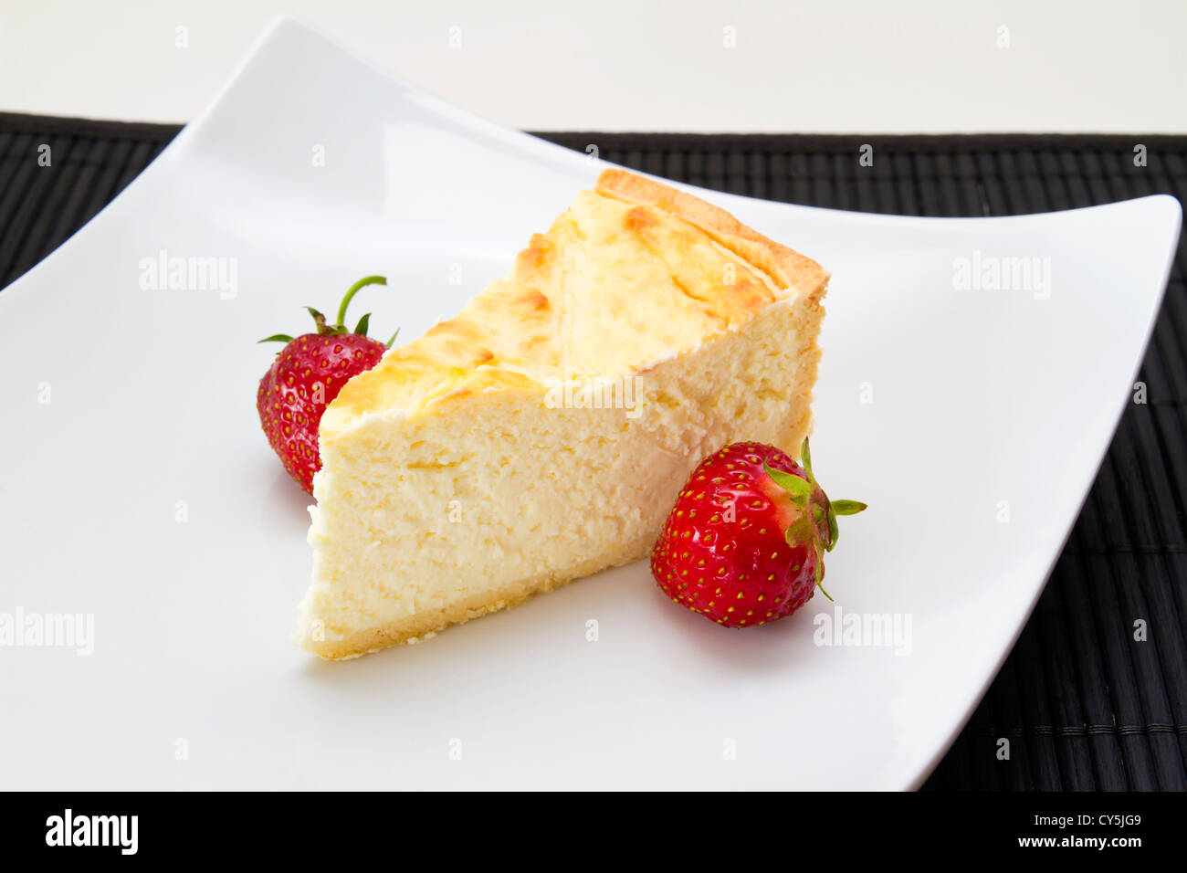Cheesecake con fresas y café Foto de stock
