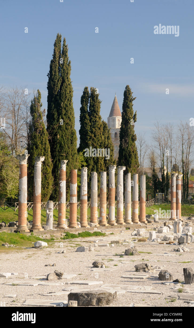 La parcialmente restaurado las ruinas del Foro Romano en Aquileya, Friuli-Venezia Giulia, Italia Foto de stock