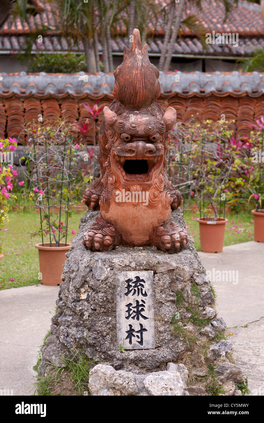 León de piedra de dioses, conocido localmente como Shiisa, son comunes las adiciones a las casas en Okinawa, Japón Foto de stock