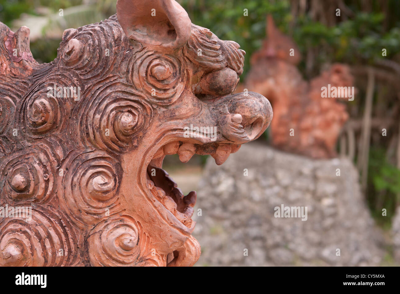 León de piedra de dioses, conocido localmente como Shiisa, son comunes las adiciones a las casas en Okinawa, Japón Foto de stock
