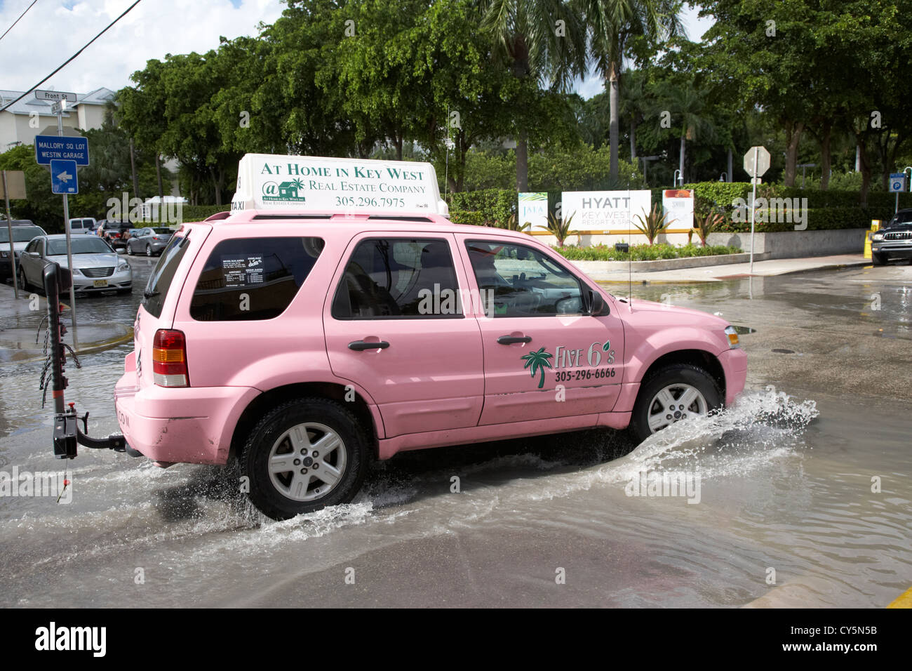 Suv de conducción a través de calles inundadas por las lluvias torrenciales, Key West, Florida, EE.UU. Foto de stock