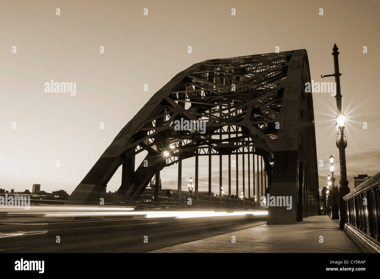 Newcastle Tyne Bridge por la noche. Newcastle upon Tyne, Inglaterra, Reino Unido. Foto de stock