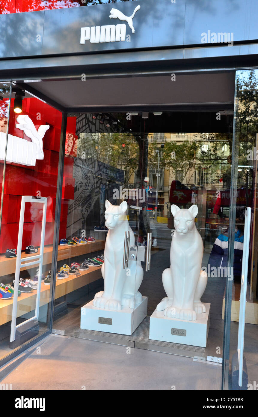 Puma escaparate tienda en de Barcelona Fotografía de stock - Alamy
