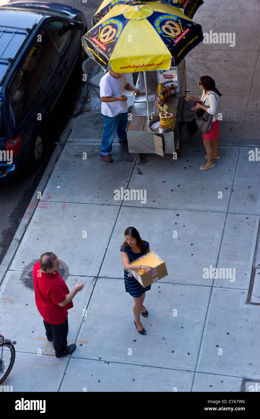 Una escena callejera en Nueva York cotidianos vistos desde la línea alta del parque de la ciudad, Manhattan, Nueva York. Foto de stock