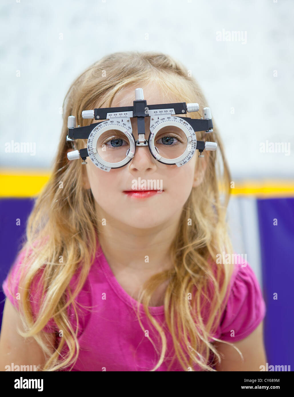 Los niños rubia chica con gafas de dioptrías optometrista sonriendo Foto de stock