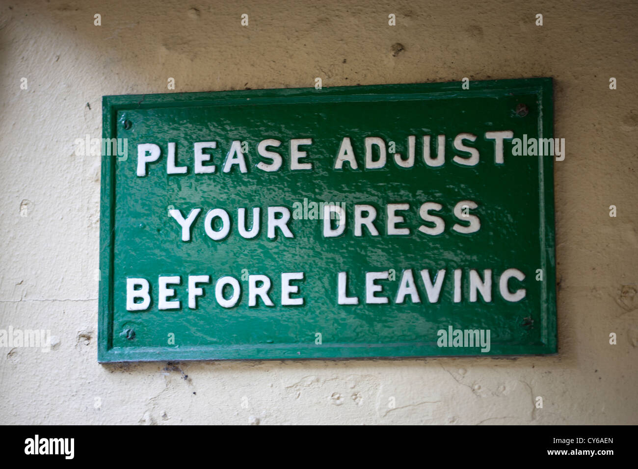 Por favor, ajustar tu vestido antes de salir (mens lavatorio) Foto de stock