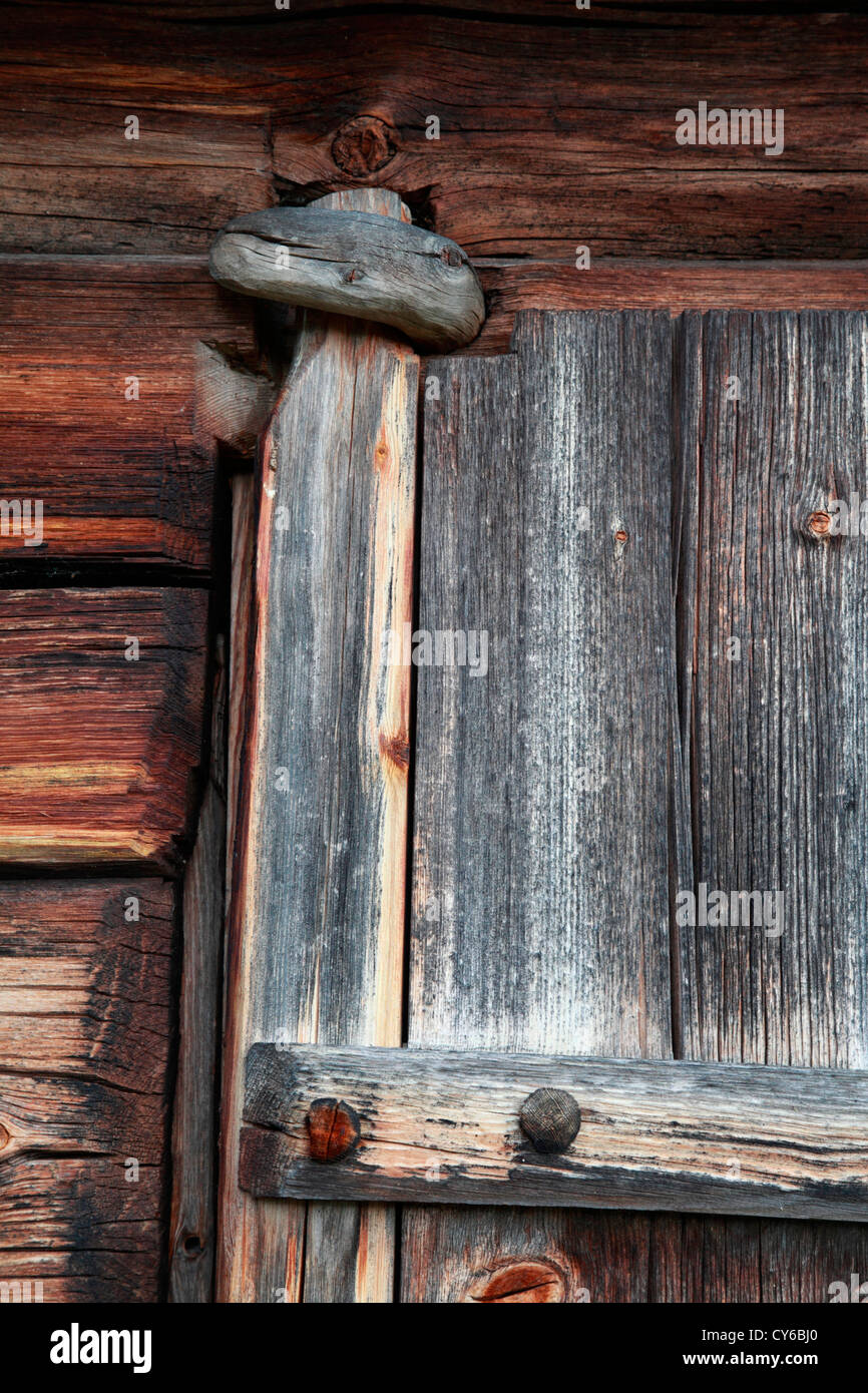 Puerta de madera con bisagras de metal antiguas fotografías e imágenes de  alta resolución - Alamy